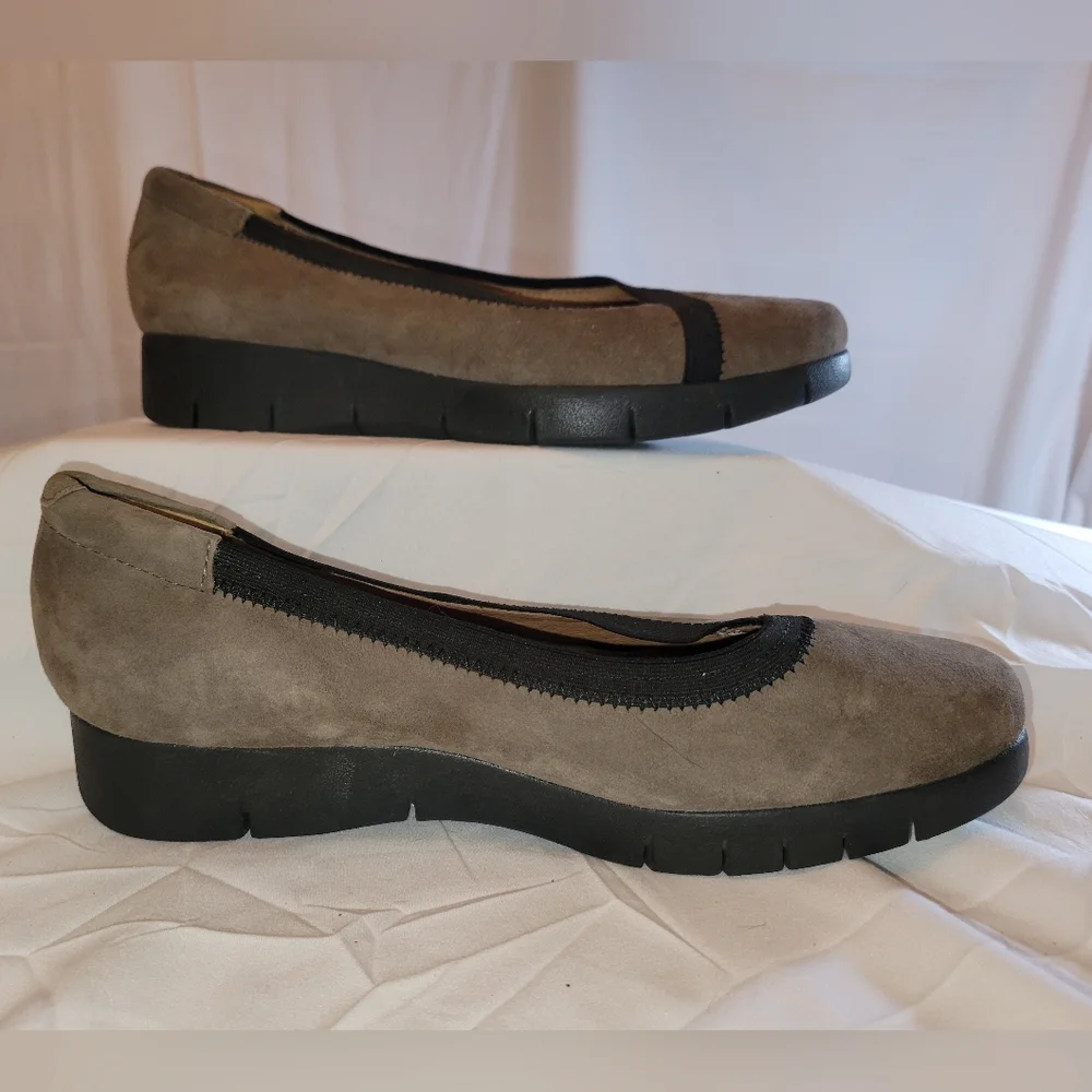 Clarks Daelyn Hill Mushroom Suede Flats NWT